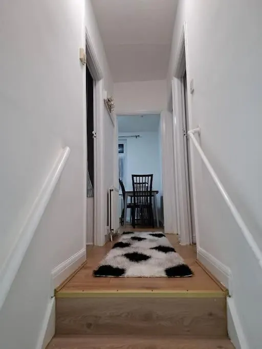1 Bedroom Flat Near Heathrow Airport Feltham 0*,  Wielka Brytania