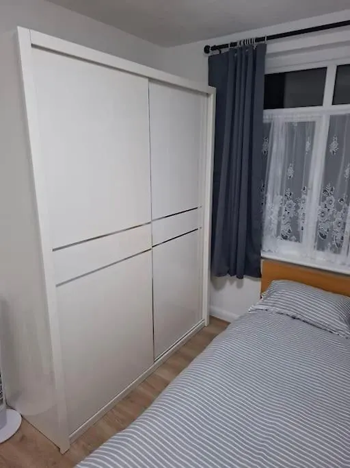 1 Bedroom Flat Near Heathrow Airport Feltham Apartament