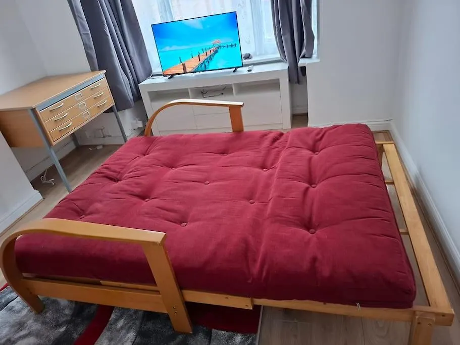 1 Bedroom Flat Near Heathrow Airport Feltham 0*,  Wielka Brytania