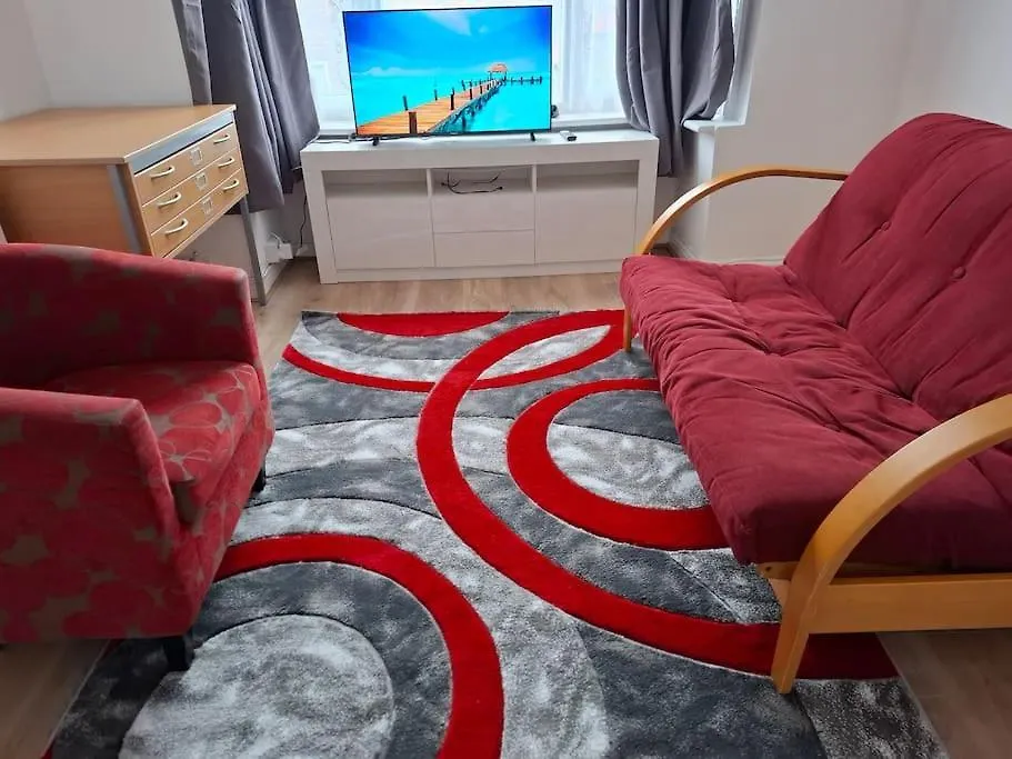 1 Bedroom Flat Near Heathrow Airport Feltham Apartament